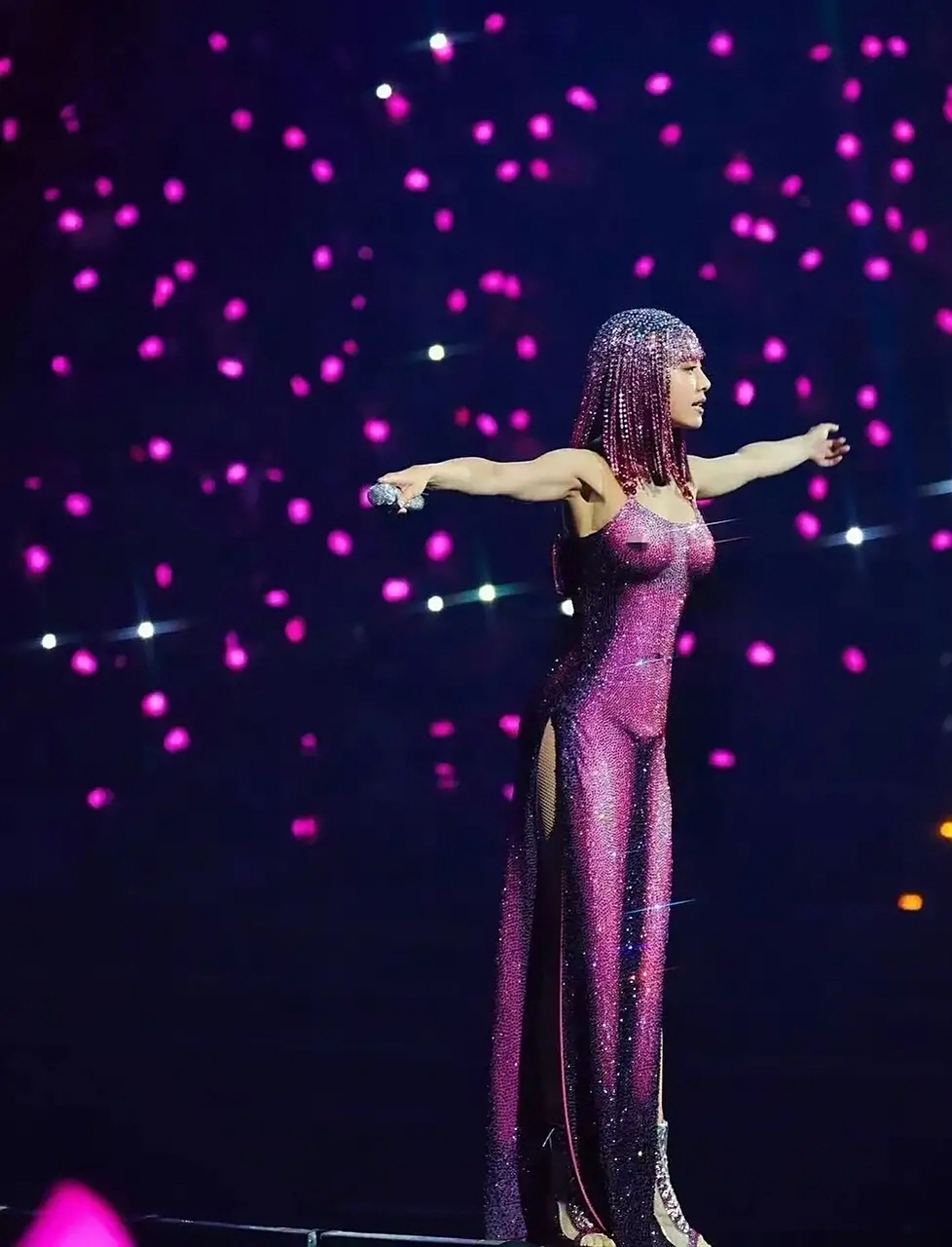 #助我上热门# 蔡依林演唱会造型,性感3d定制高开叉紧身裙,搭配璀璨流