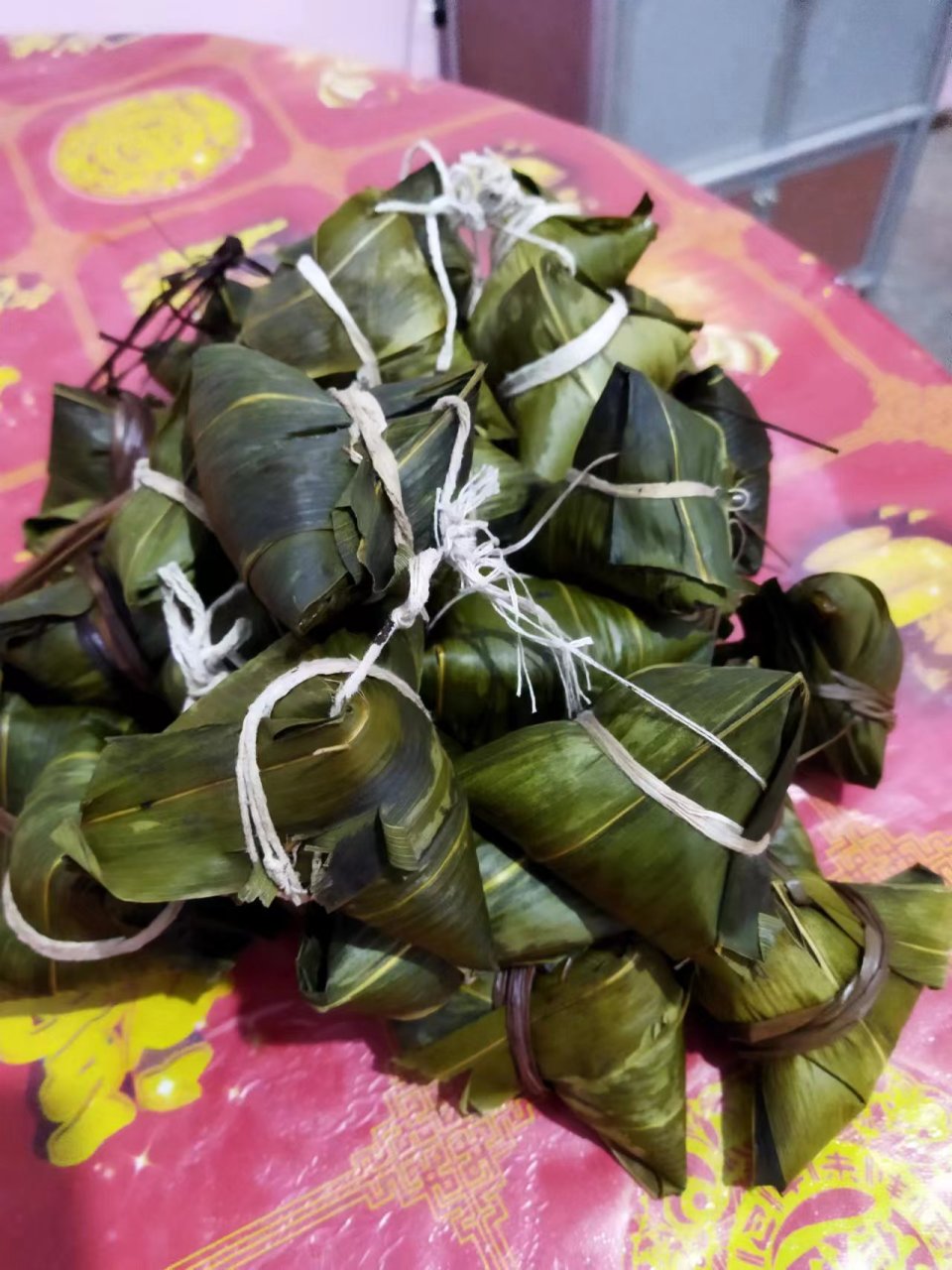 用植物碱浸大米,大锅柴火灶,煮出来的粽子颜色黄黄的,很漂亮,吃起来也