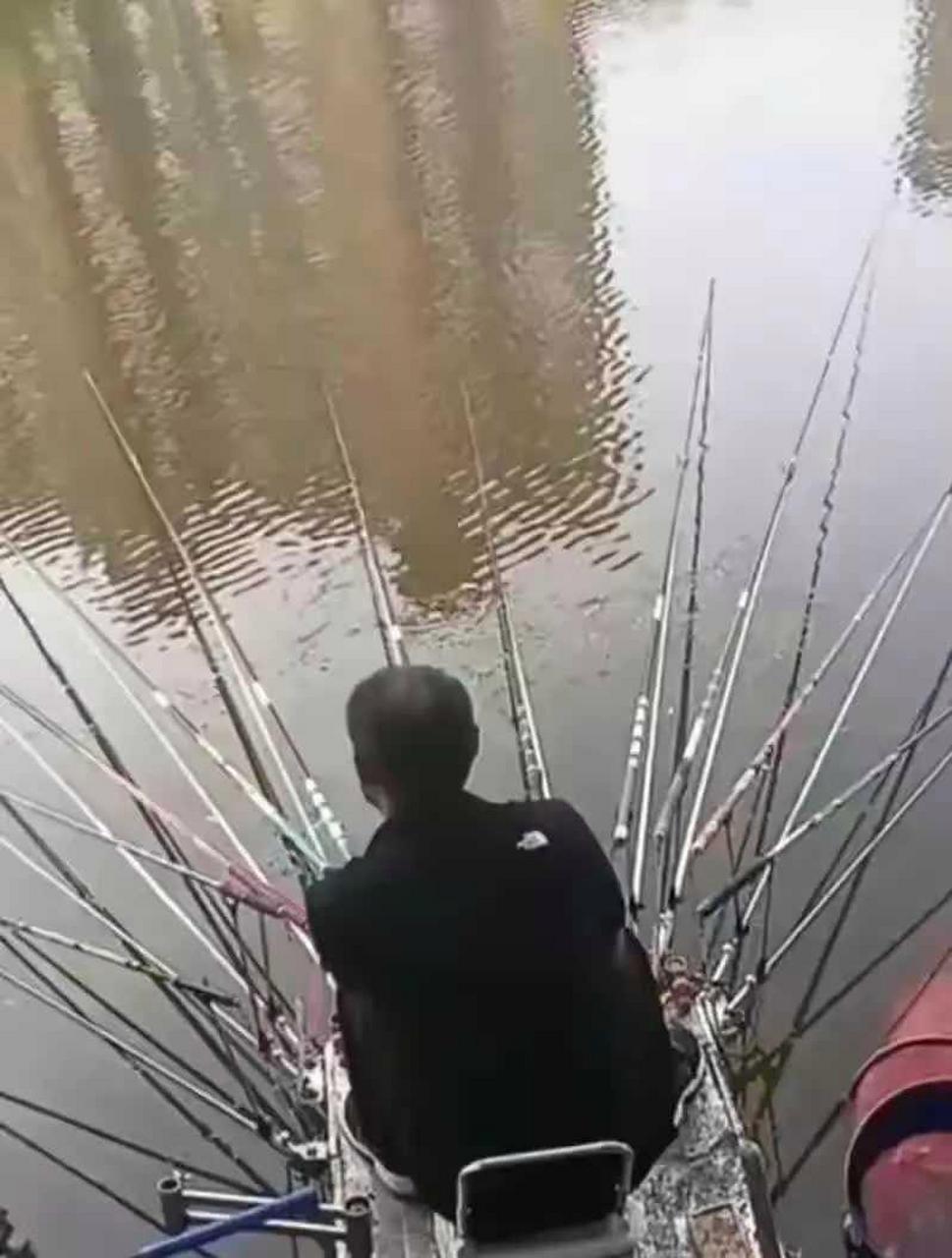 搞笑# 大爷明明是出来花式喂鱼的.[捂脸]