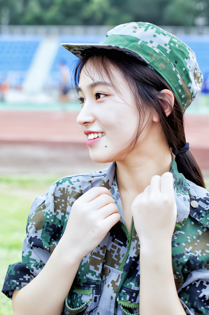 洛阳一女大学生因军训照走红,多家公司求签约却被拒绝,原因超直接!