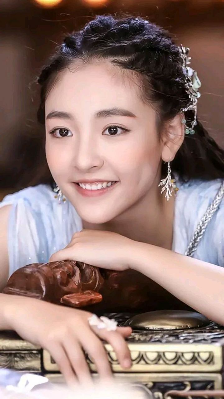 近日,吴倩官宣退出乘风2023,引起了网友们的广泛关注  吴倩作为一位