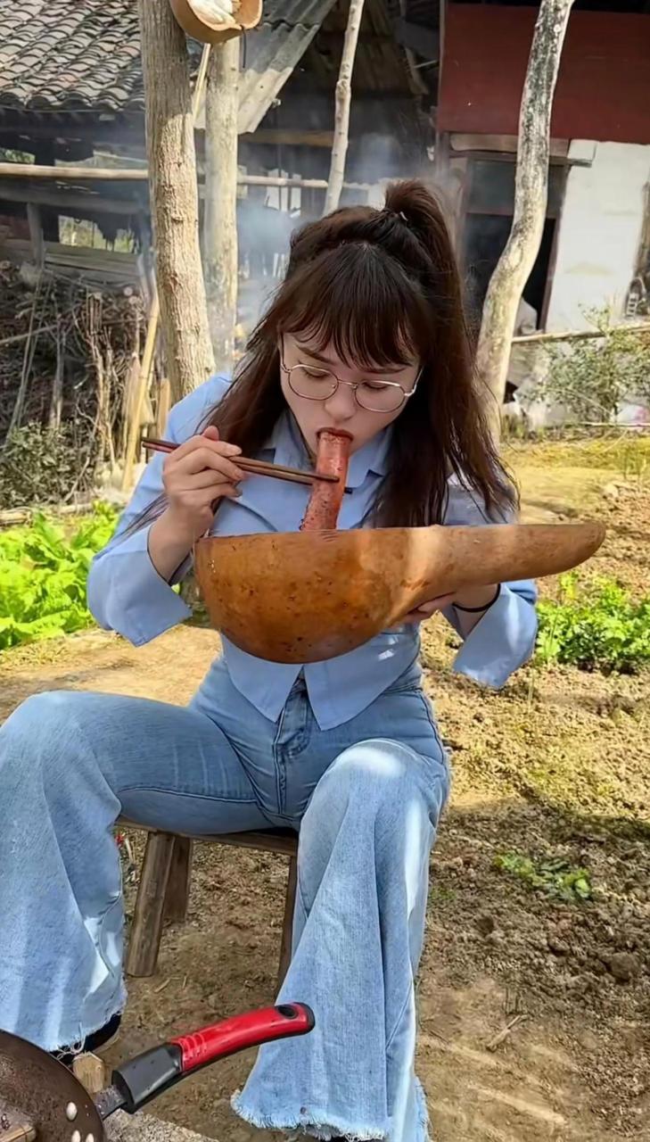美女用葫芦做碗,大口吃香肠,返璞归真!