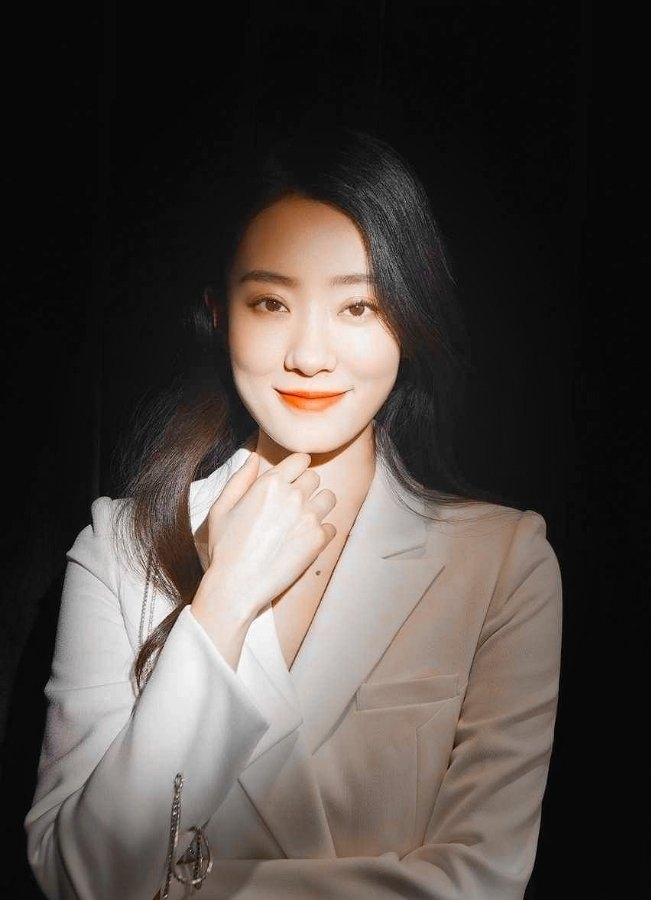 张小斐甜美笑容图片:我们的宝藏女孩终于被看见了