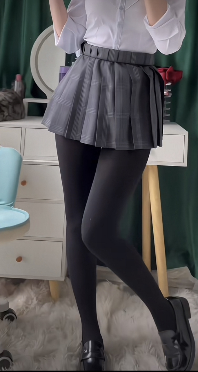 只喜欢厚黑袜,谁来也没用[害羞]#美腿黑丝# #厚黑学