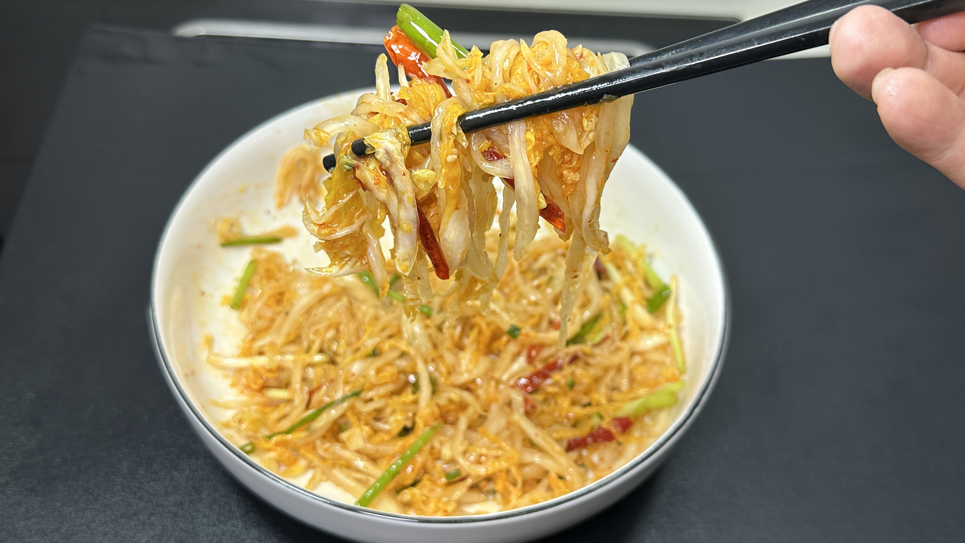 白菜夏天别是炒着吃，做这个凉拌白菜吧，鲜香爽脆做法简单又好吃