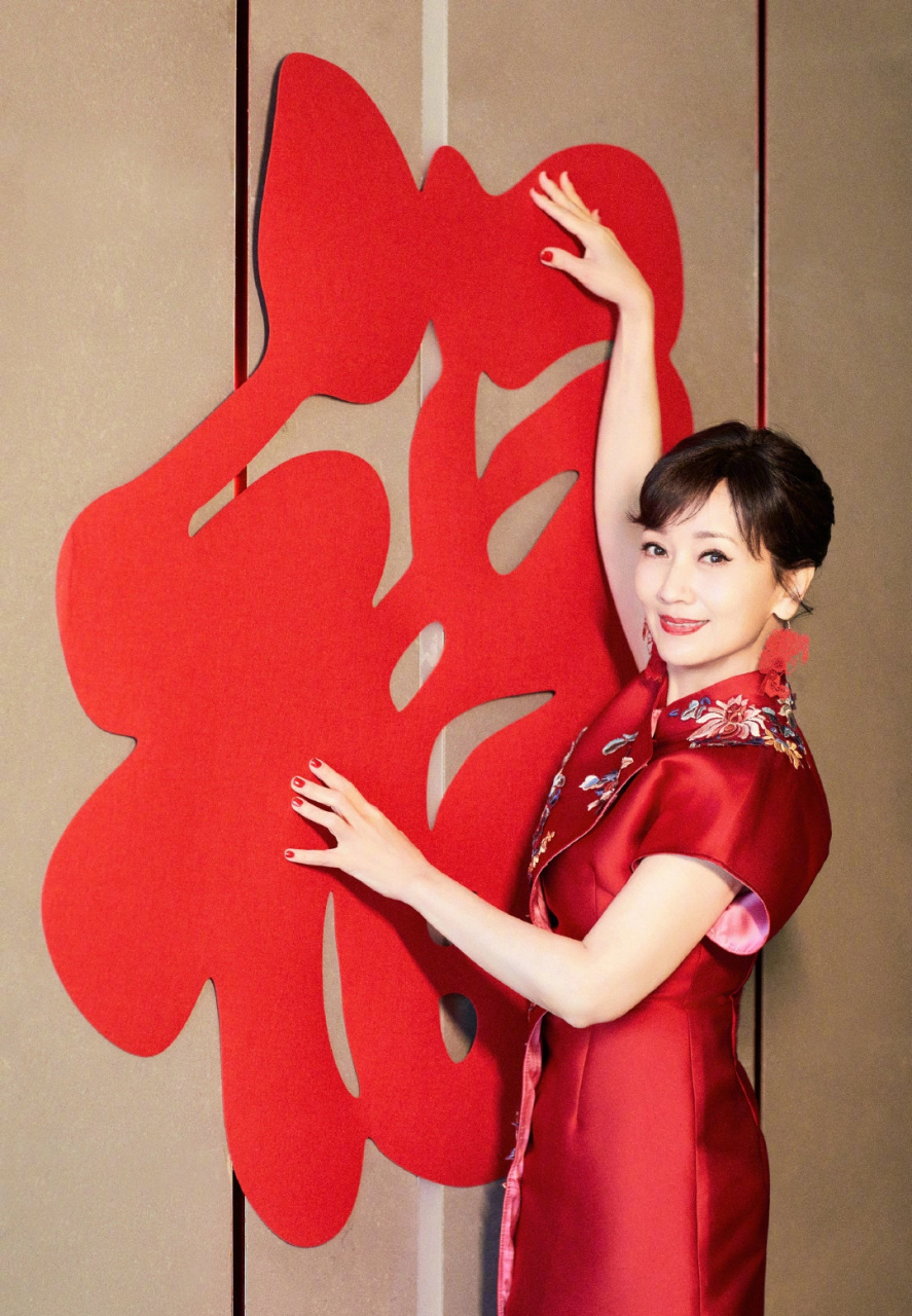 女神赵雅芝身穿红色的旗袍,脚蹬酒红色高跟鞋送福来了!