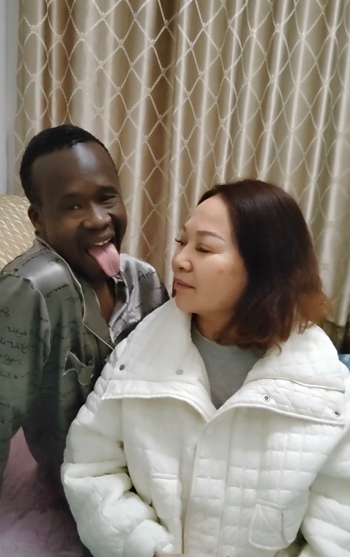 网友调侃大妈亲吻黑人:哪里吸引你了?