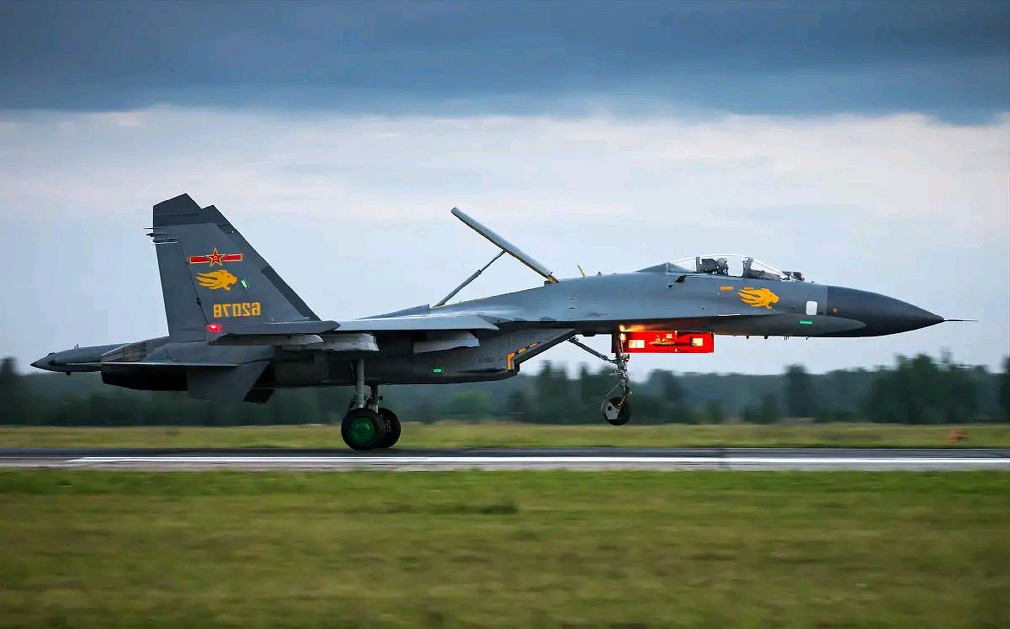 中国空军的歼-11b"黑头"与"白头"升级,实力暴增!