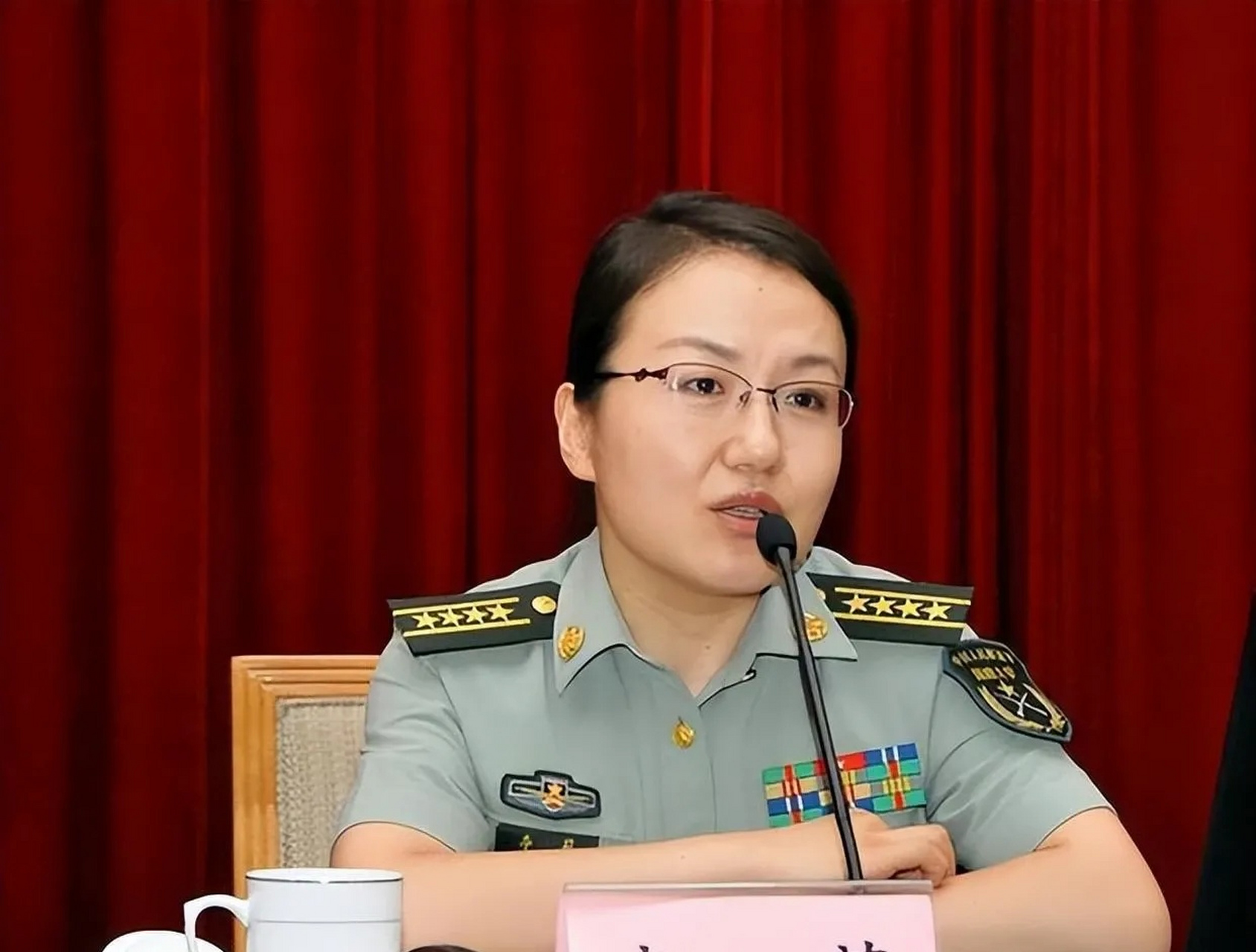 中国女军事专家,国防部教授李莉主张先发制人的言论不敢苟同.