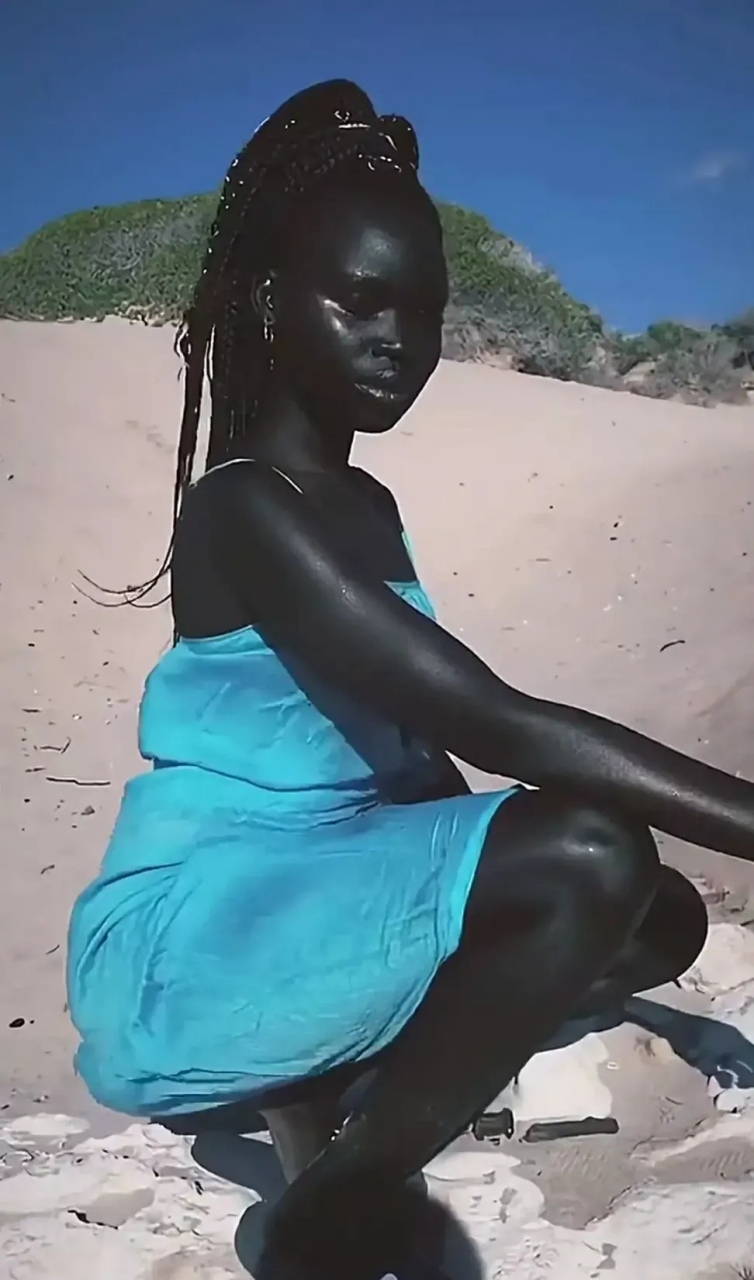 非洲坦桑尼亚某村庄的一名黑人姑娘,发视频表示,她非常爱中国,喜欢