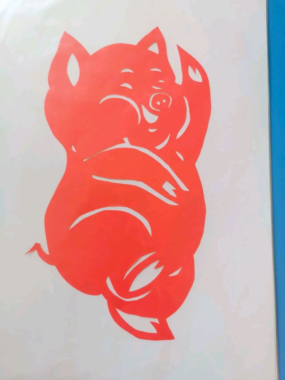 今天给大家分享一款剪纸——猪 跻身生肖已扬眉 名落犬鸡安自卑 耳大