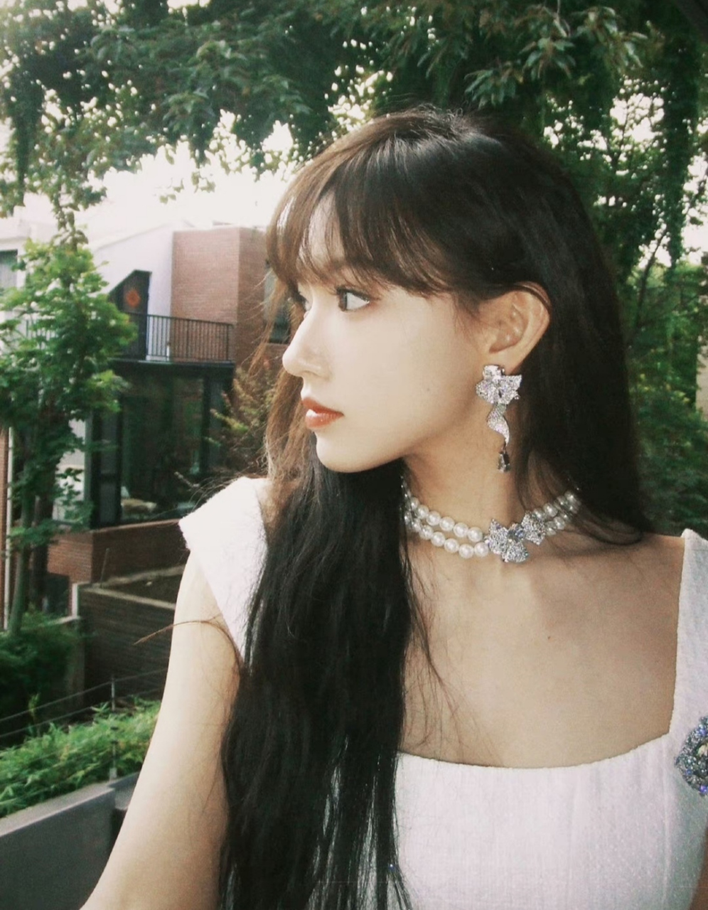 程潇晒生日美照,戴着珍珠项链有种小公主的贵气,她收到两个蛋糕都很