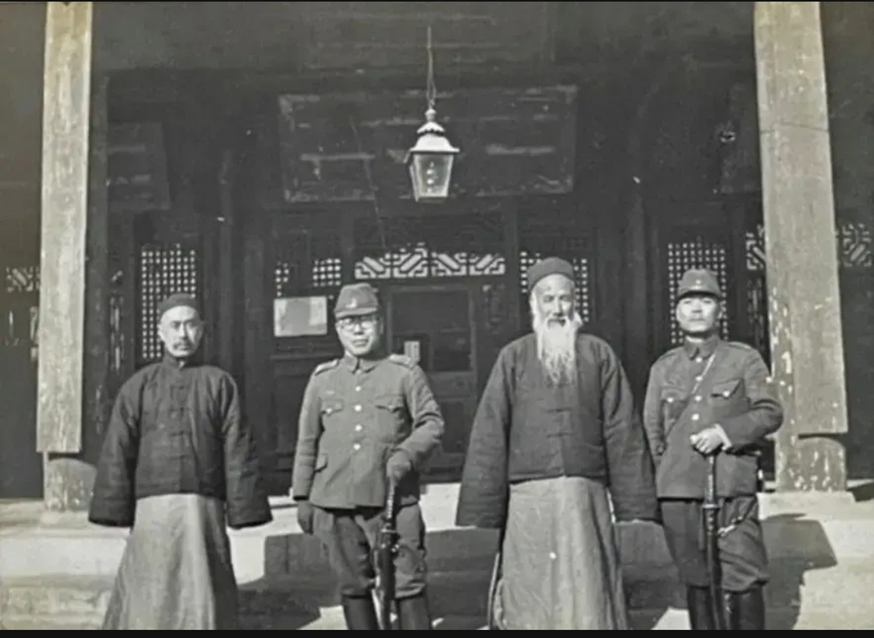 这是1938年,山东曲阜,孔家后人与两名日本军官,一张罕见的留影,照片中