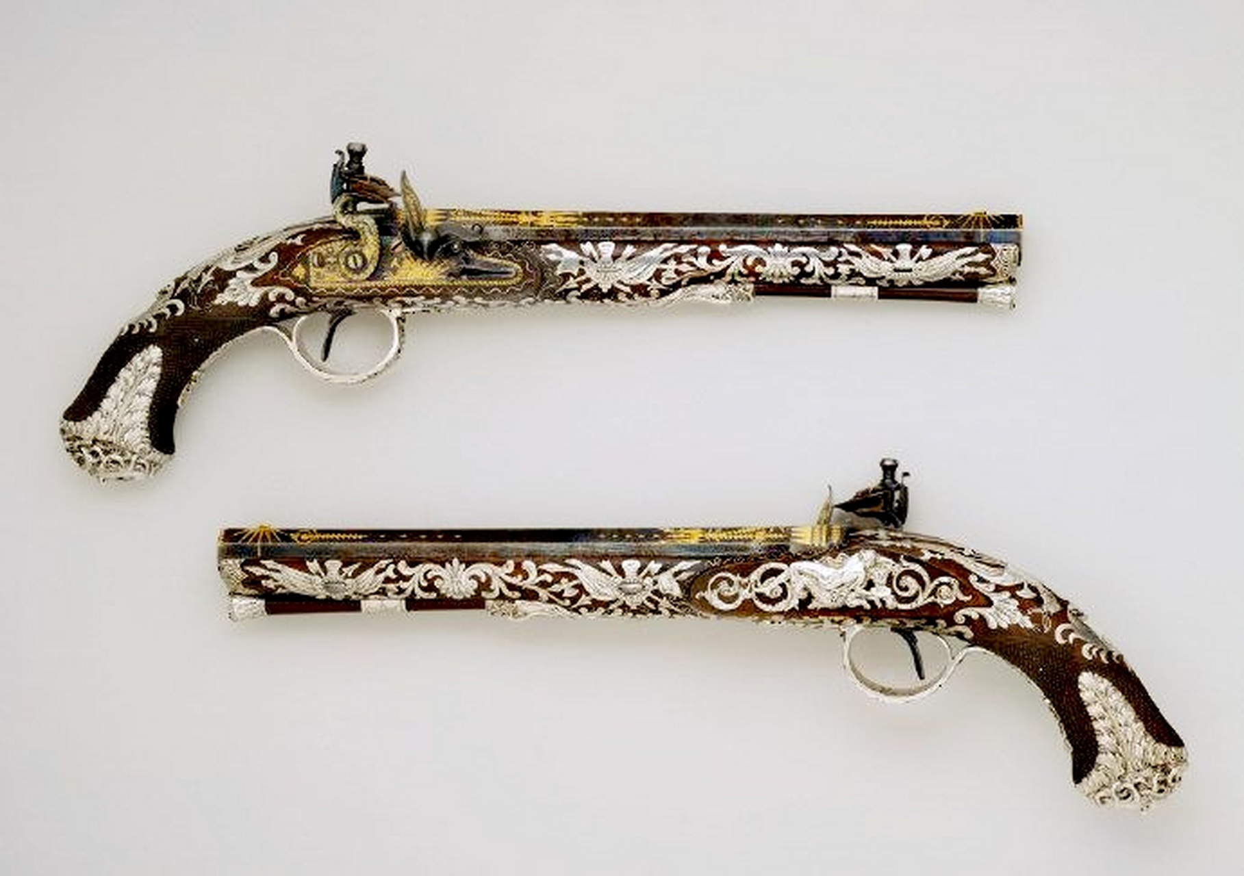 一组中世纪燧发枪照片欣赏,展现了不同风格的枪械,握把雕刻与附件纹理