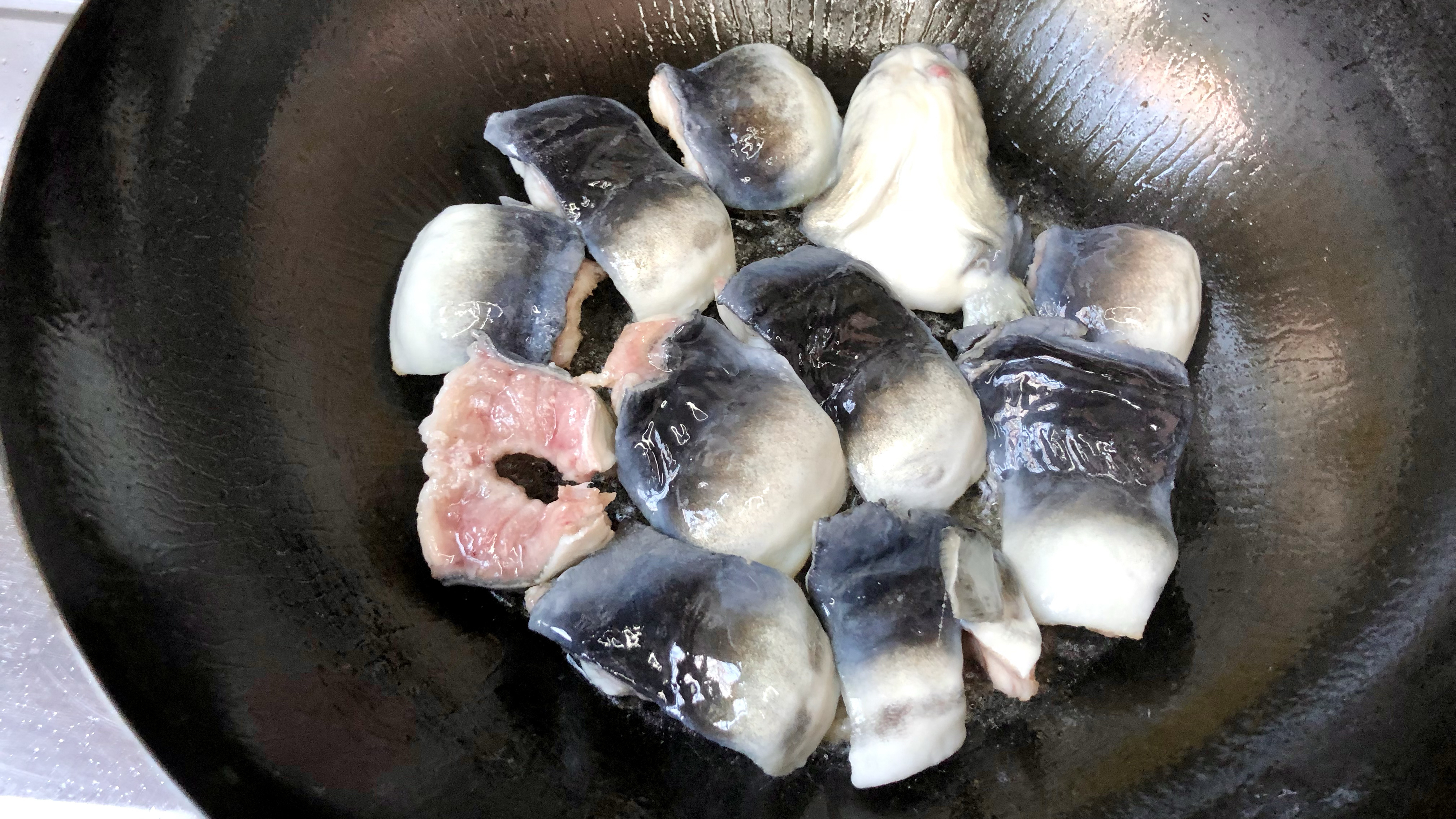 鳗鱼肉质肥美细腻，大厨教你“葱烧鳗鱼块”，葱香浓郁太下饭