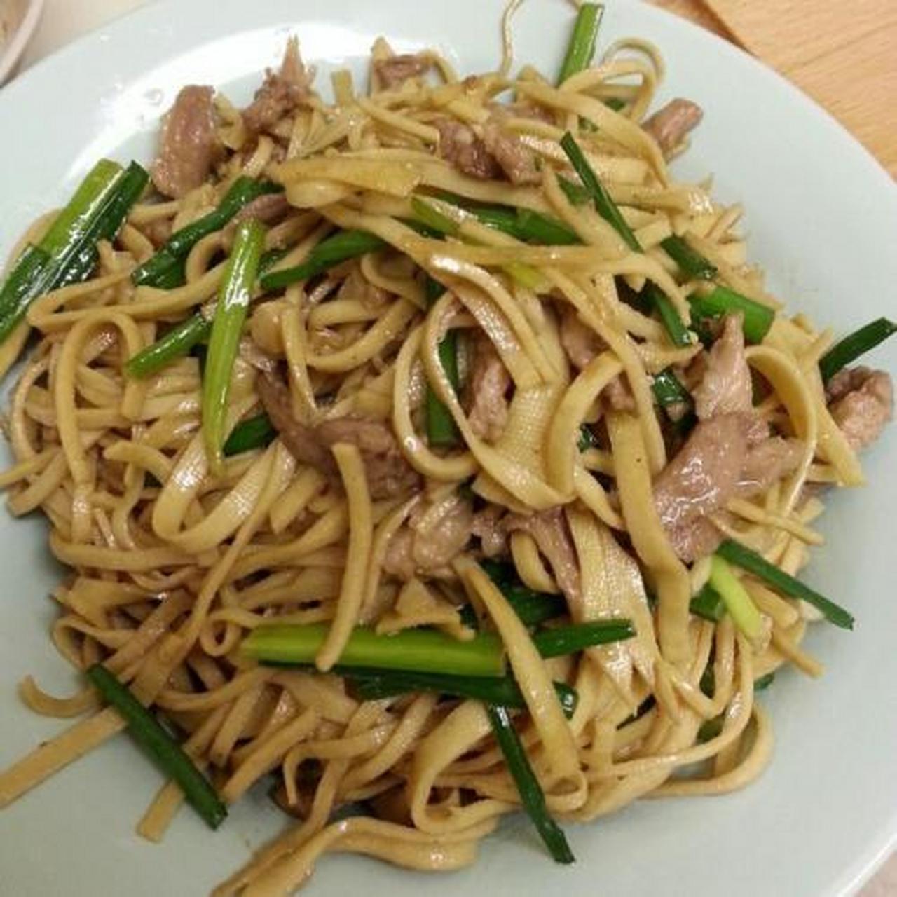 豆腐皮炒肉丝是一道以豆腐皮,肉丝为主要食材制作的美食.