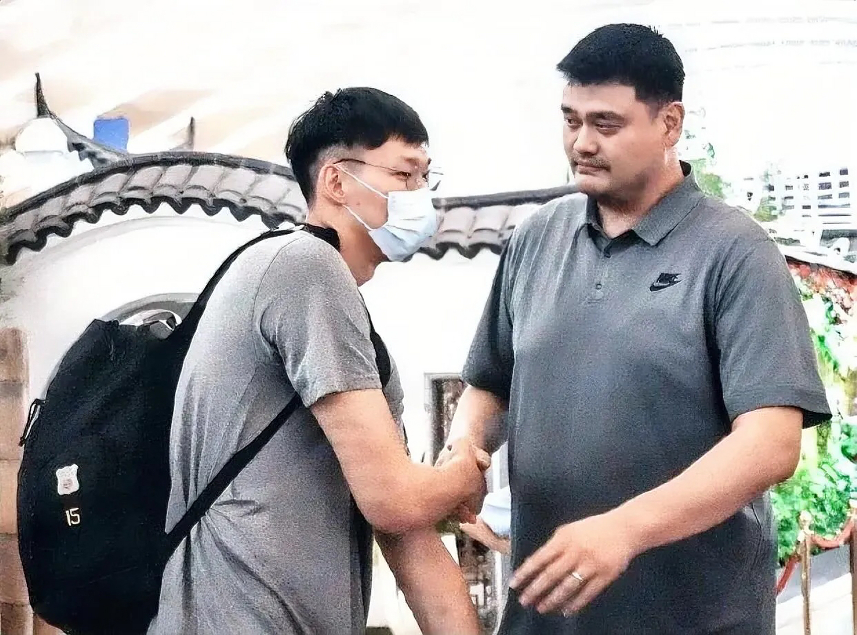 周琦和姚明握手,男篮国家队要去欧洲集训了,周琦随队出征.