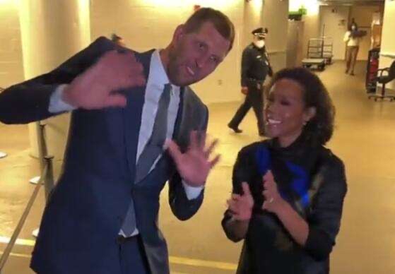 诺维茨基携妻子来到比赛现场,两人开心打招呼