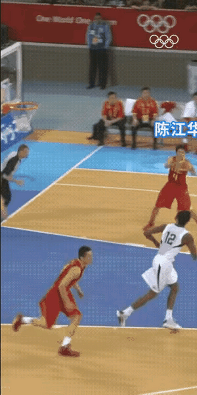 2008年奥运会,中国男篮对阵美国男篮,陈江华晃过科比,突破上篮得分这