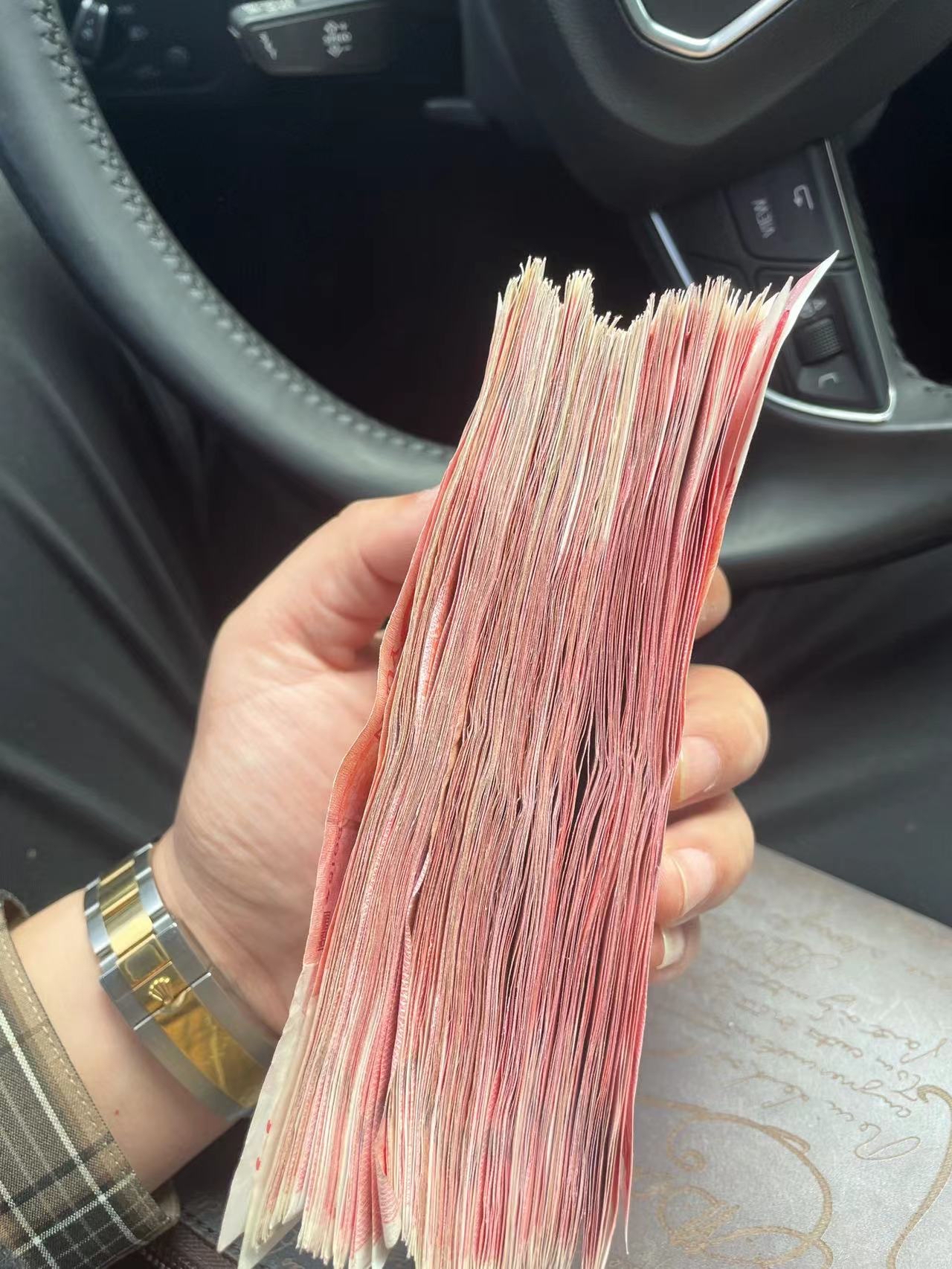 朋友回家后,代驾又返回来,翻他车,把从里面拿了一把钱,车里还留了6800