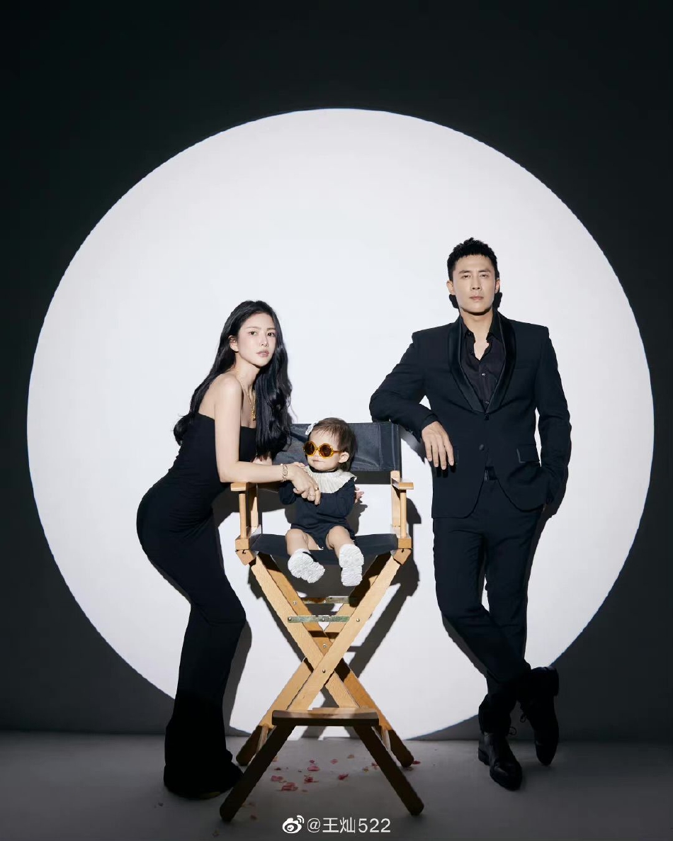 组图：杜淳妻子王灿晒全家福合照牵手深情对视画面温馨十足