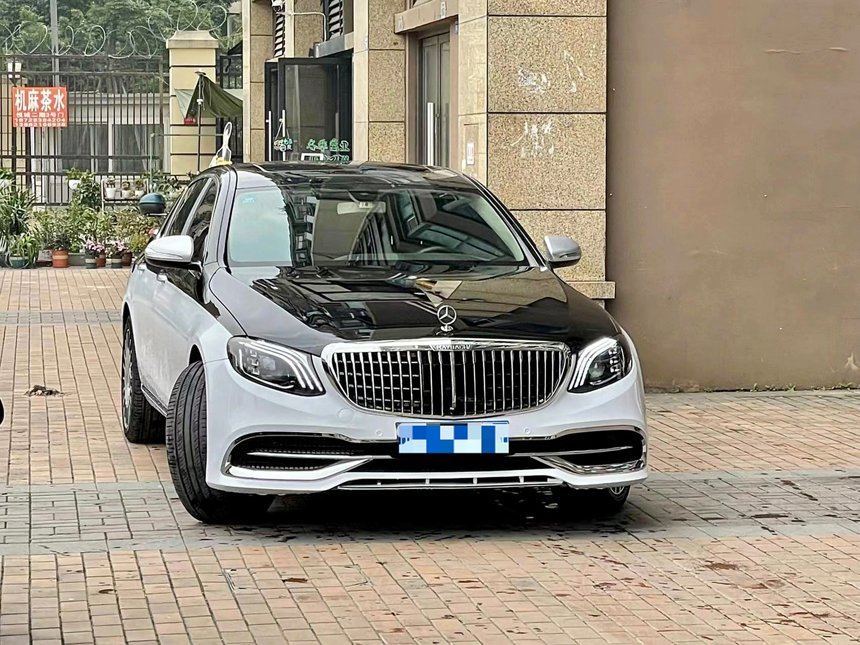 奔驰e300改迈巴赫黑白拼,一般人估计都分辨不出来!