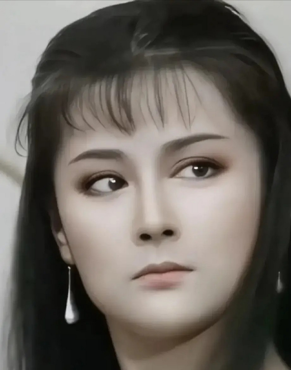 虽然她貌美如花,但是我每次看见她,都忍不住盯着她的眼睛看,眼距实在