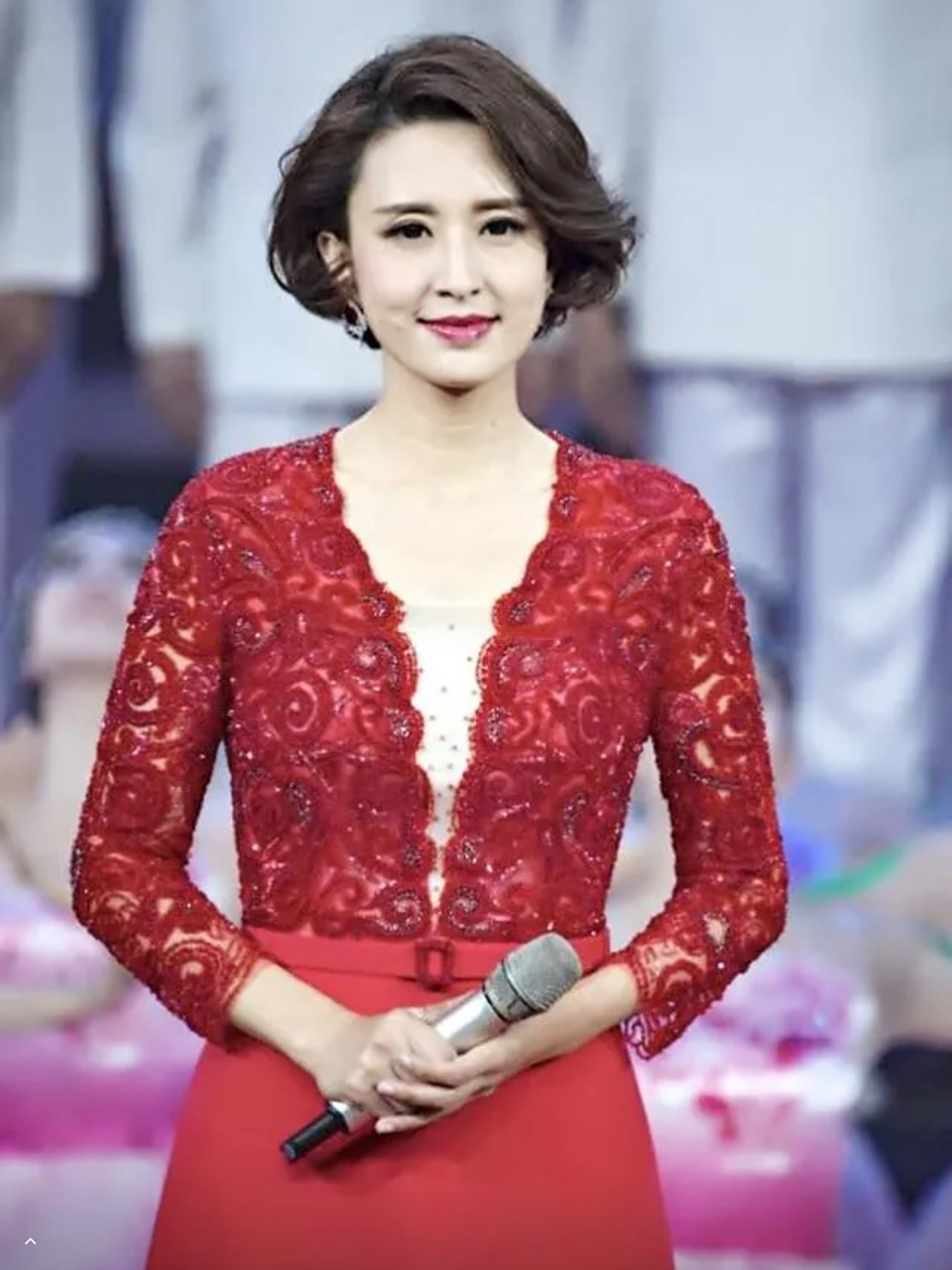 当年,54岁的富商王吉财,看上了34岁的央视主持人张蕾,张蕾赶紧拒绝:"