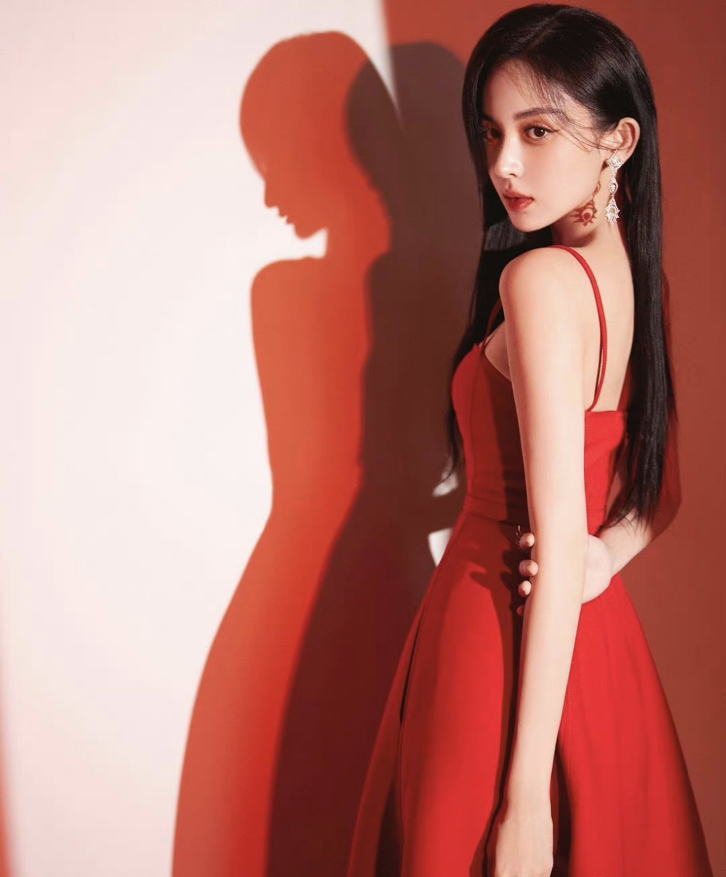 古力娜扎红色系列写真,果然人美穿什么都好看.#美女