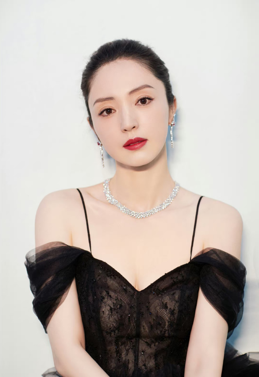 董璇# 身穿黑色吊带透视连衣裙,肤白貌美的容颜,白皙细嫩的肩颈线