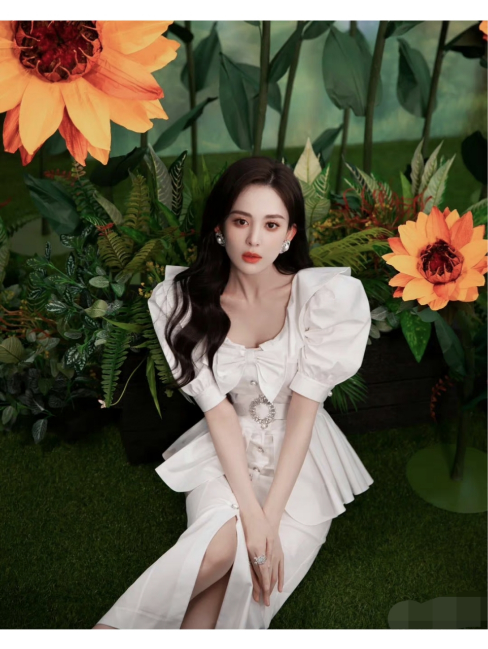 古力娜扎[心]微卷长发搭白色复古蝴蝶结时尚泡泡袖中长款裙子,淑女风