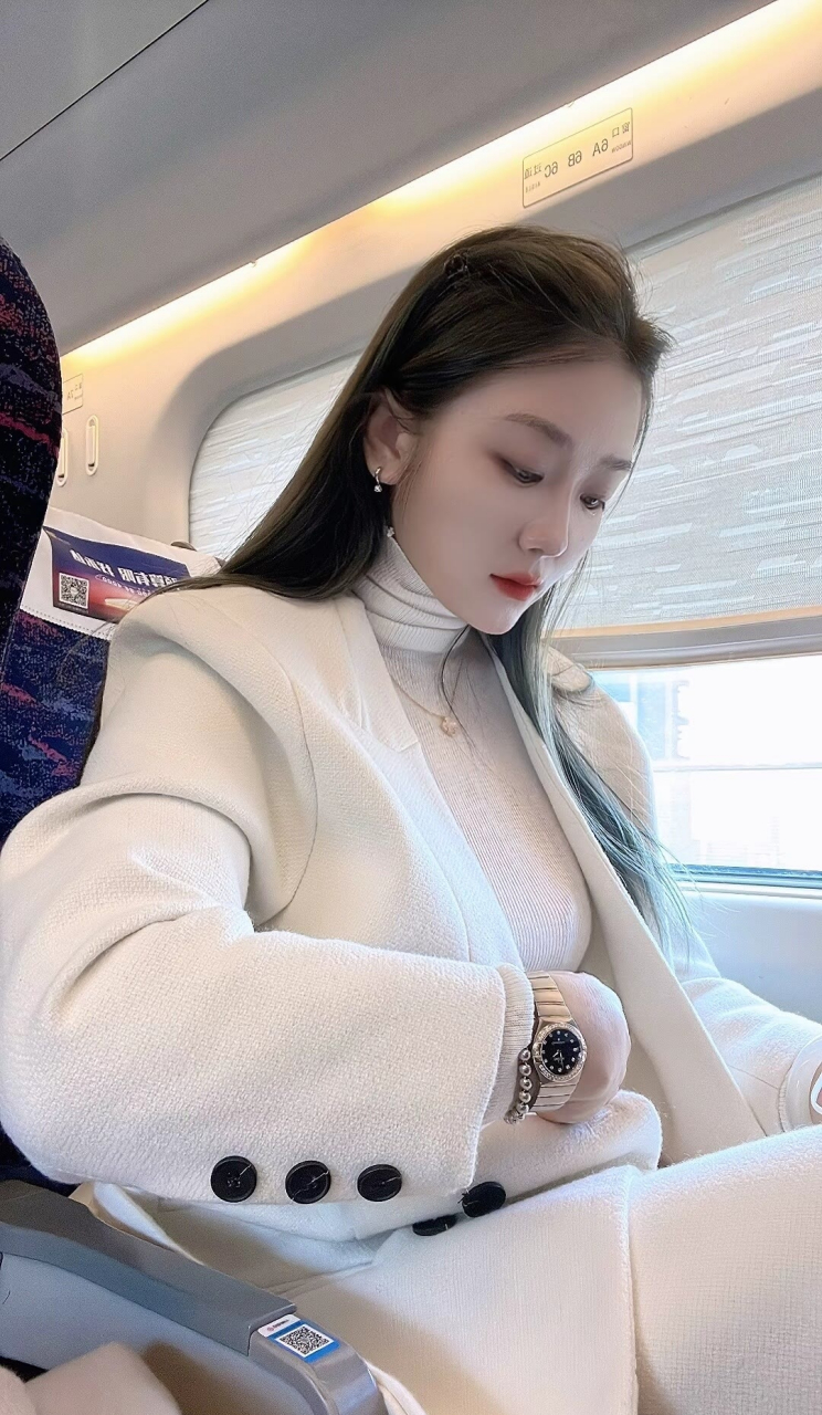 日常穿搭# 高铁上遇到的极品美女实在太好看了