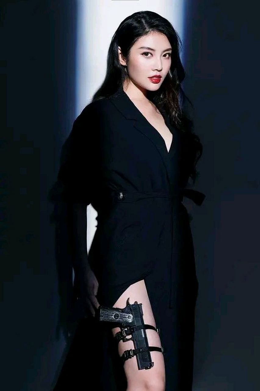 《余罪》火了之后,"大嫂"徐冬冬也出了名,上了《男人装》,凭借着美好