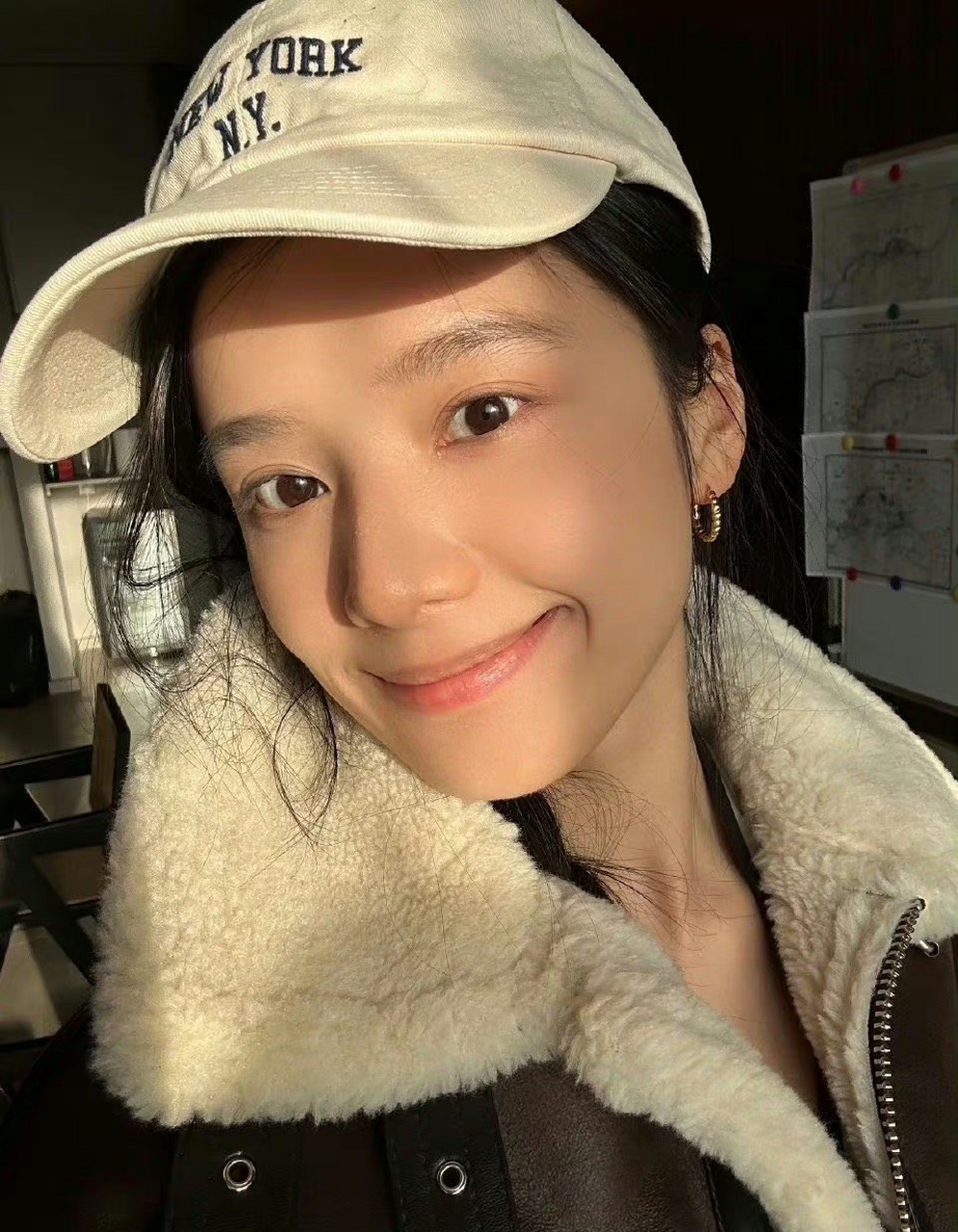 发现张婧仪很喜欢素颜直拍,她社交平台大部分照片都是怼脸原相机直出