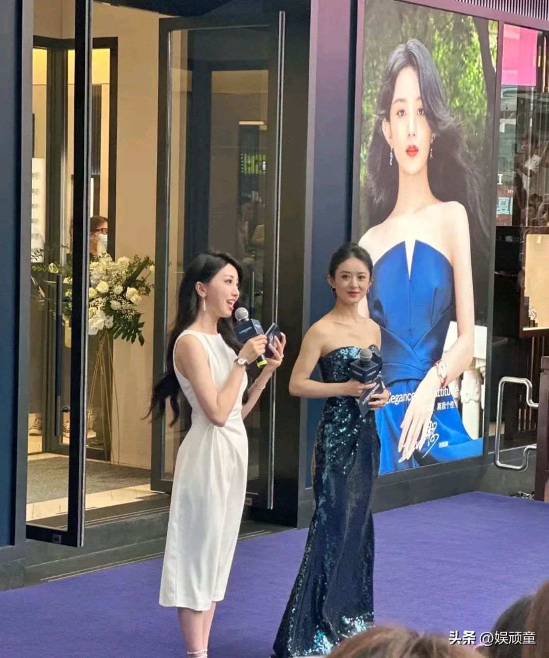 天赵丽颖icon到沈阳某商场出席活动,跟女主持人站在一起,两人同时手拿