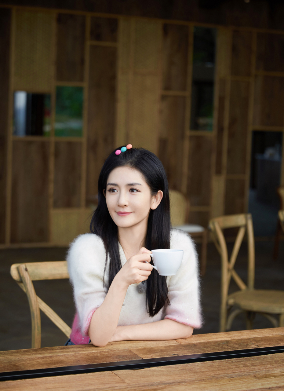 谢娜这身穿搭好青春,毛衣配牛仔裤,简约舒适,清纯俏皮,满满的少女气息