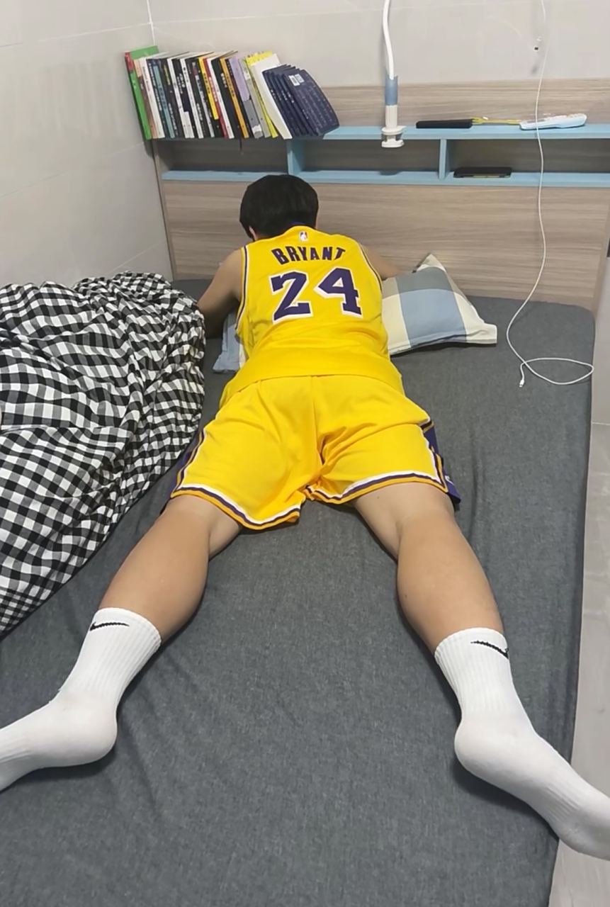 弟弟上大学穿着打扮也都变得时尚了,运动服配白袜真是越看越帅气,不