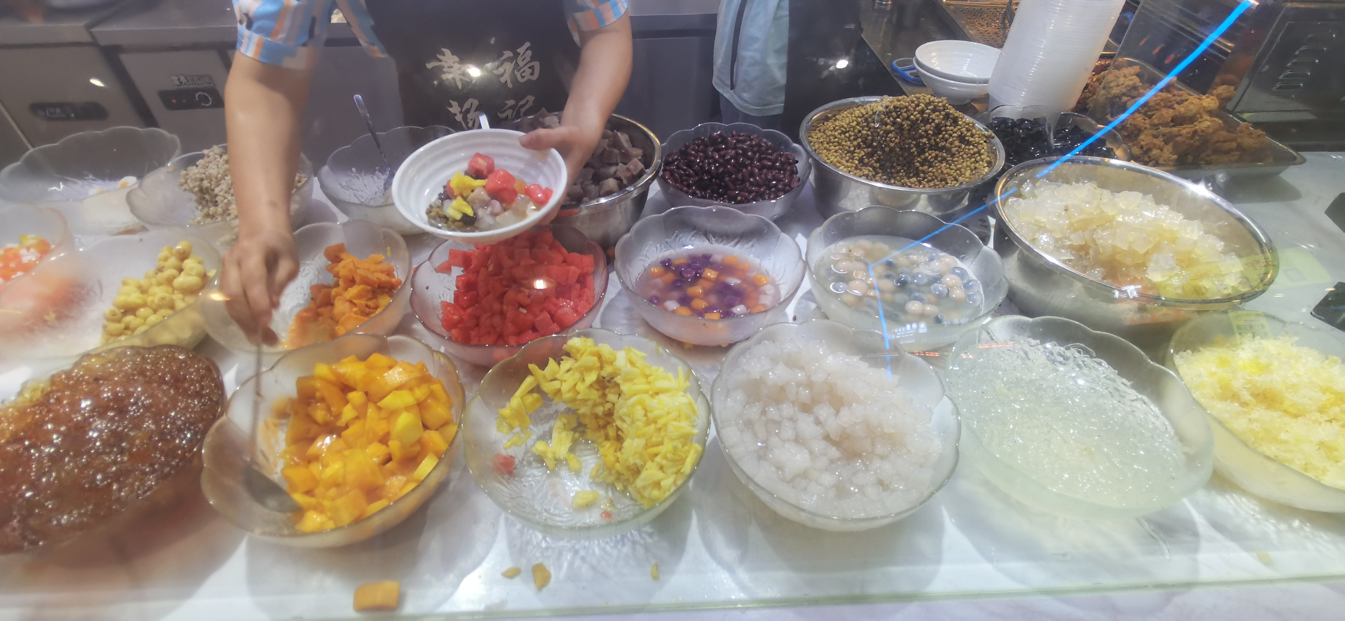 福建漳州街头有一种很流行的小吃,叫四果汤.