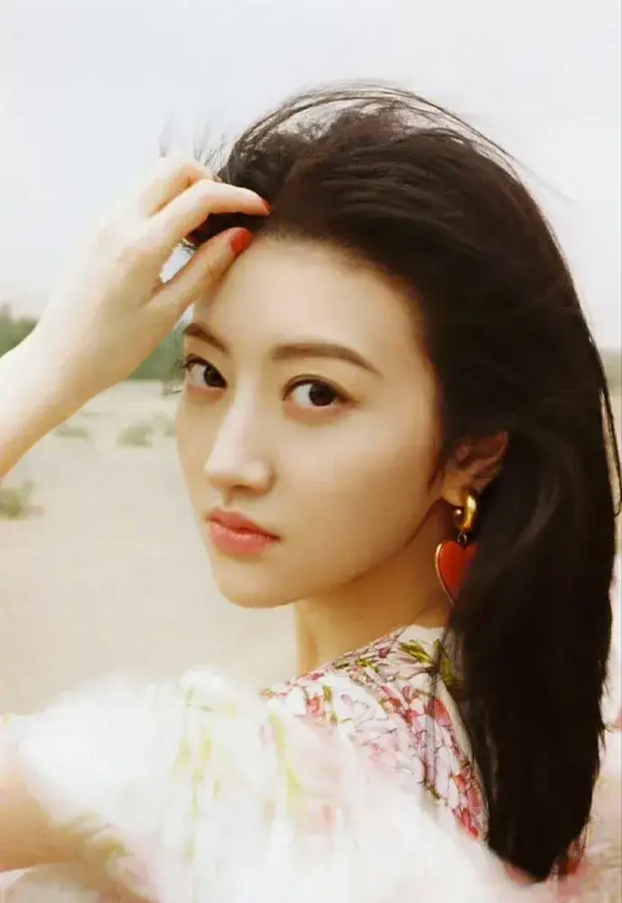 景甜最新动态,一组景甜马路上随拍一组照片.