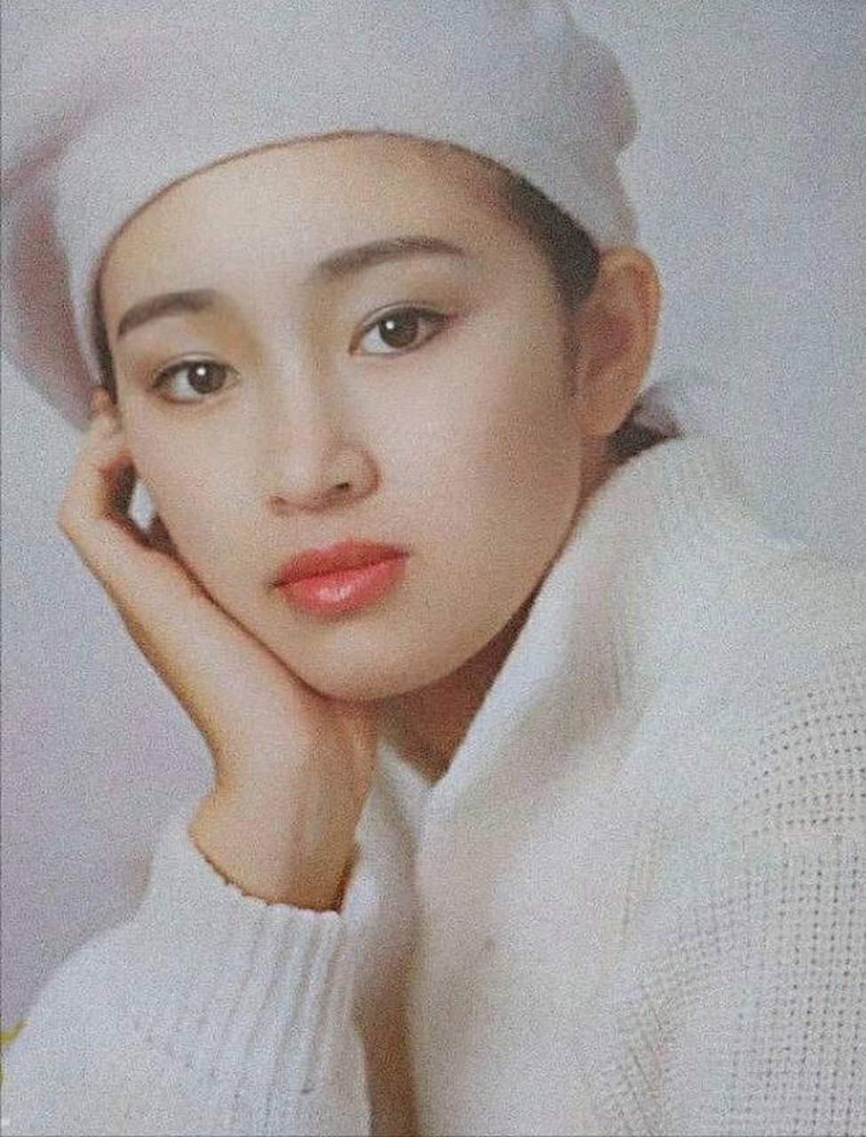 巩俐年轻时,身材高挑,感觉线条也很美!