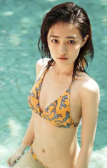 徐璐晒泳装照,让人汗颜