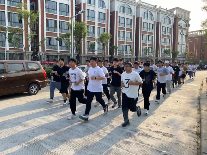 为加强学生素质教育,促进学生身心健康发展,增强学生体