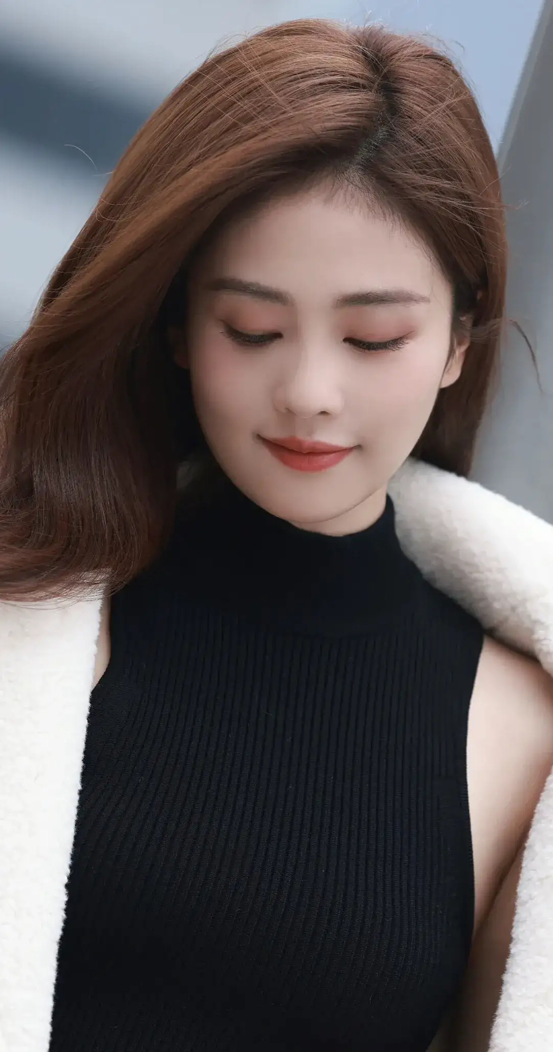 白鹿黑色紧身裙搭配白色毛呢大衣,显得气质脱俗漂亮