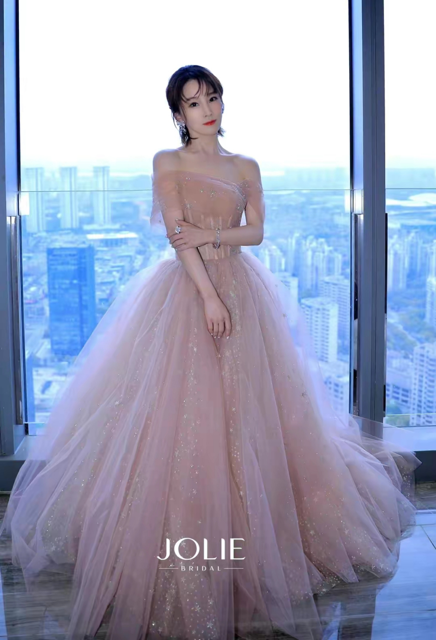 谢楠留长发穿一字肩粉色长裙好柔美