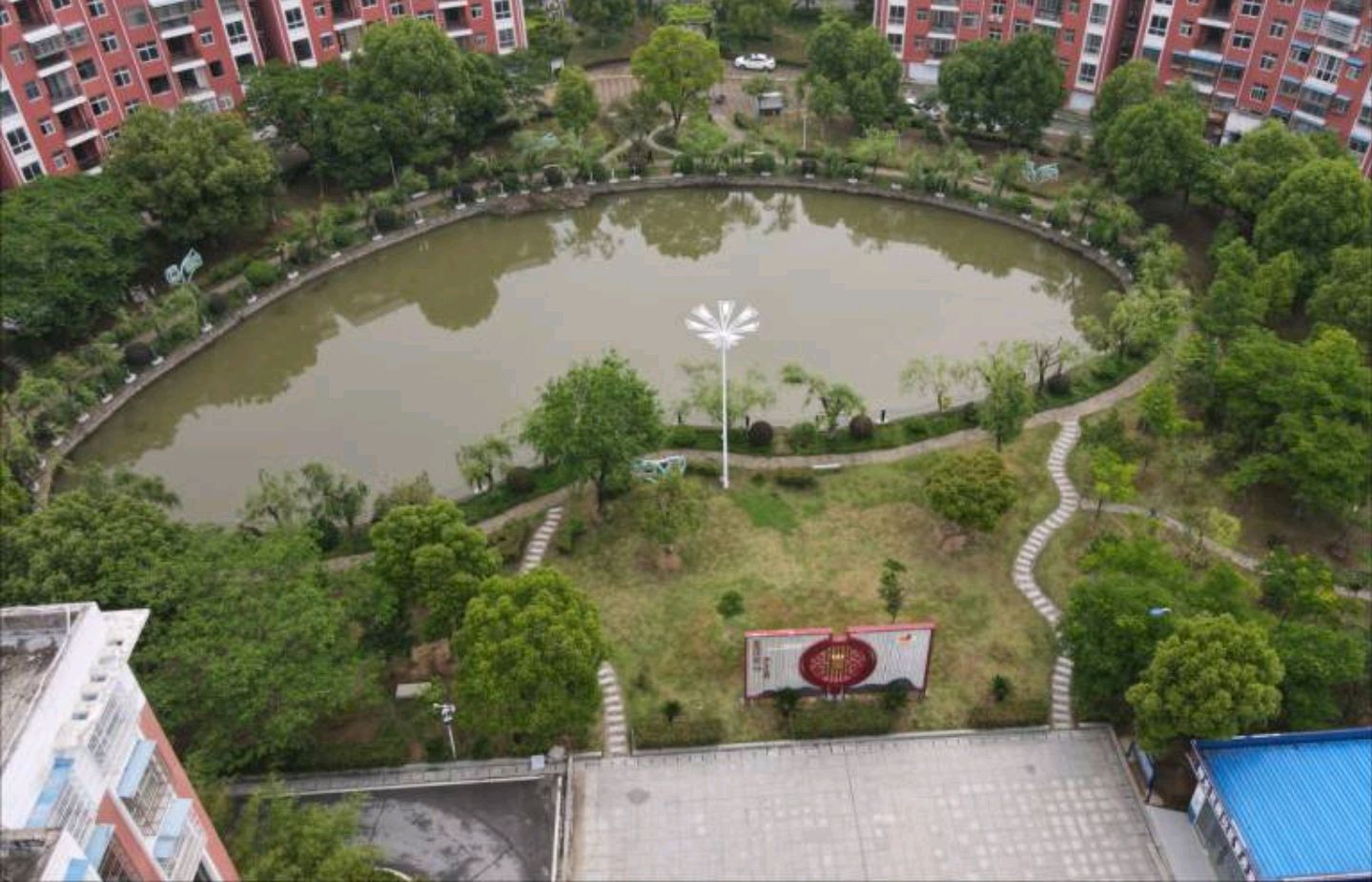 湖北省麻城市神光花园社区利用老旧小区改造的契机,改造出观景湖