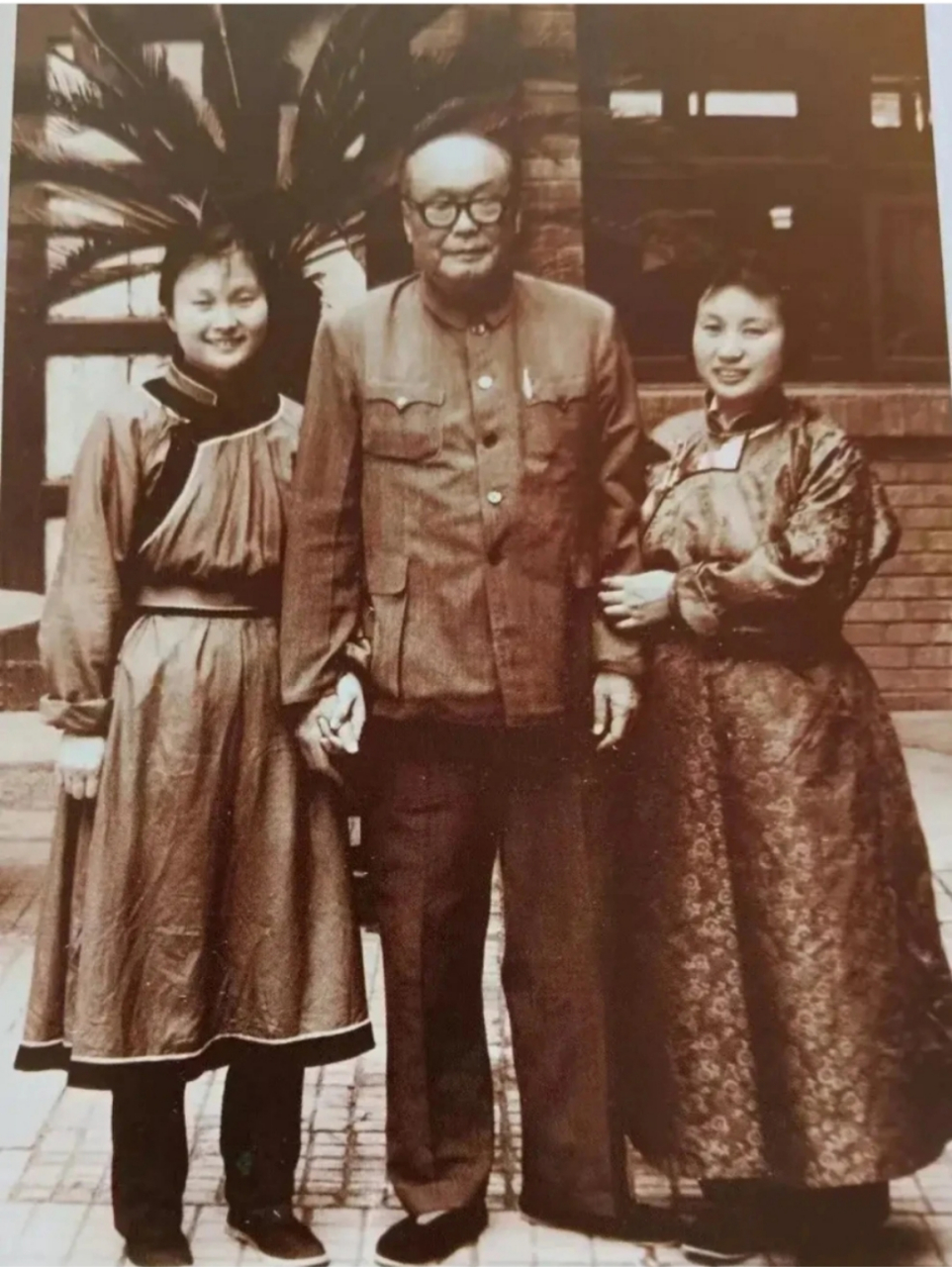 照片,1975年,乌兰夫与草原英雄小姐妹合影,她们的名字分别叫龙梅,玉荣