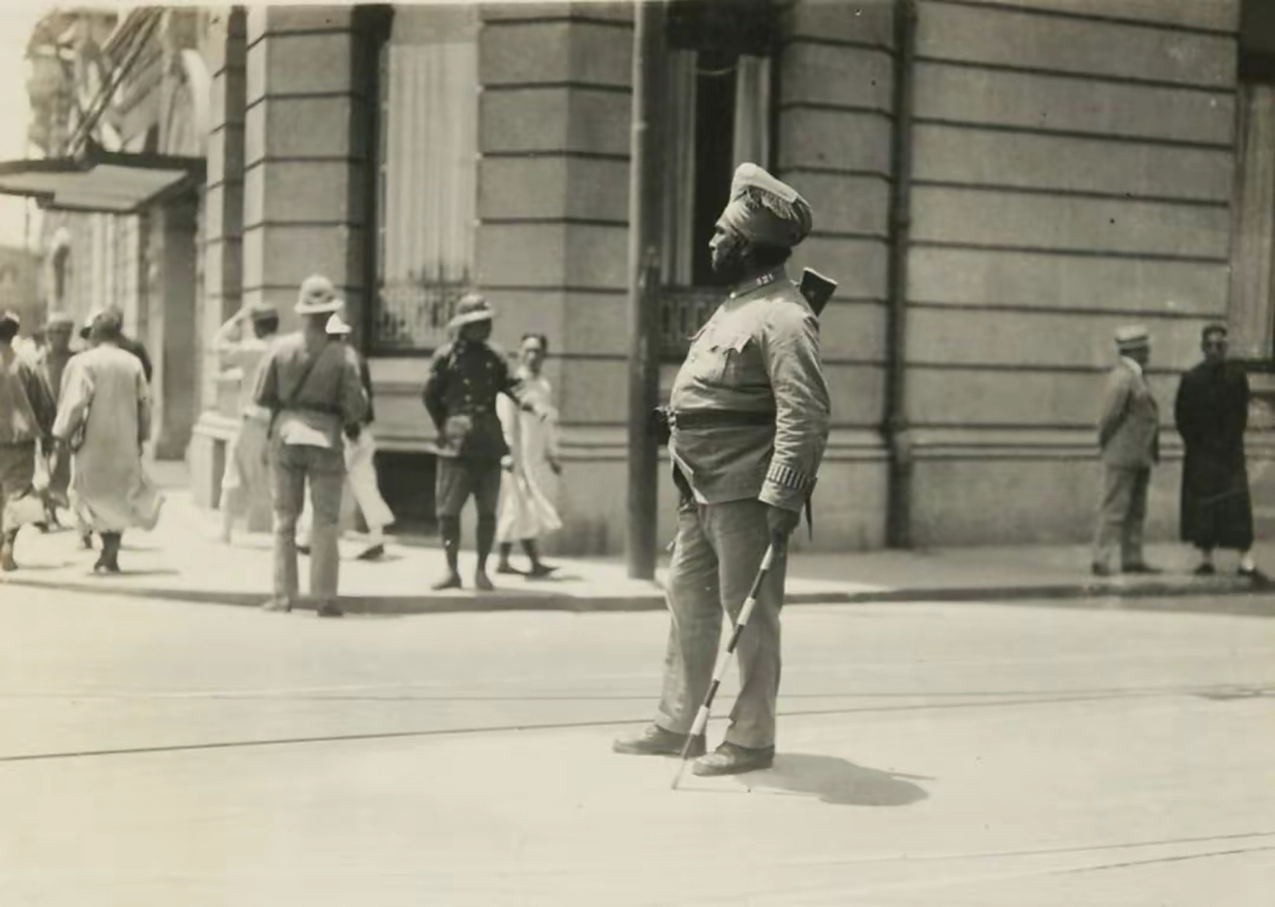 历史老照片,1926年的上海租界马路中间站着壮硕的印度