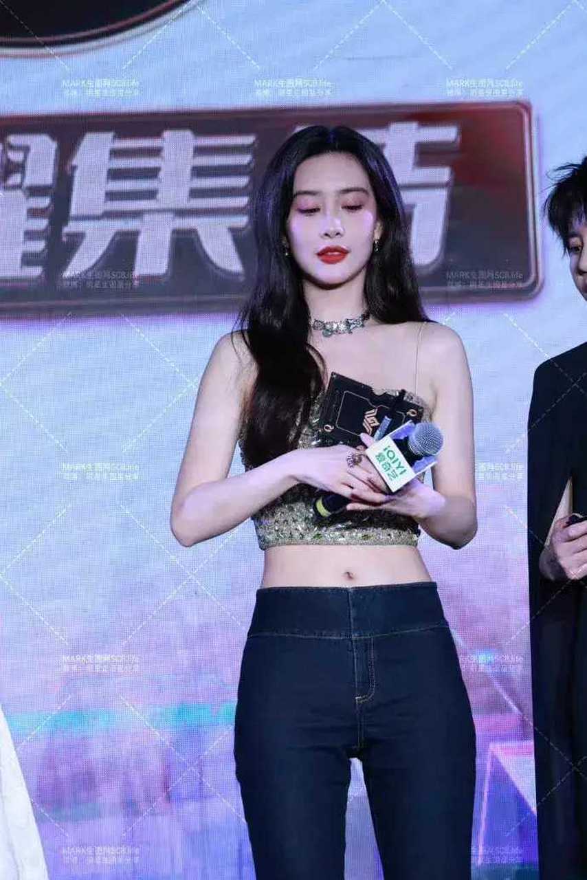 孟子义穿紧身牛仔裤出席活动,这体态估计女孩子看了都会心动吧!