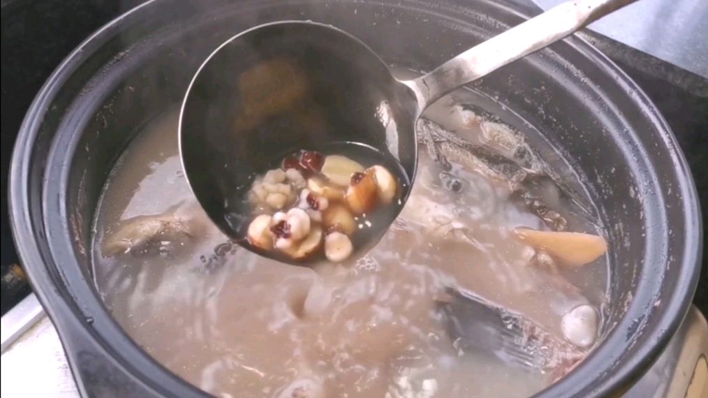 广东小伙分享芡实煲鲫鱼汤浓鲜甜又营养,小孩脾虚要常喝,先收藏