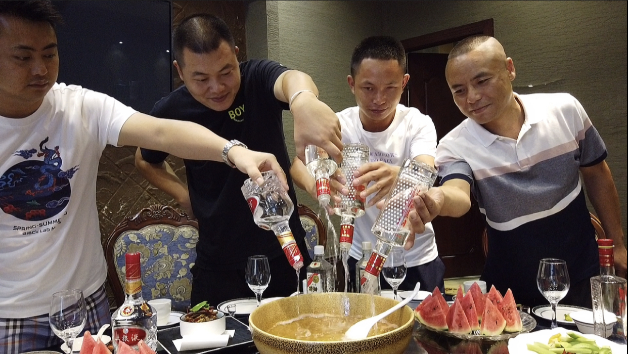 四娃、六娃来酒城泸州玩耍,白酒当主菜,这酒喝得舒服,喝得畅快